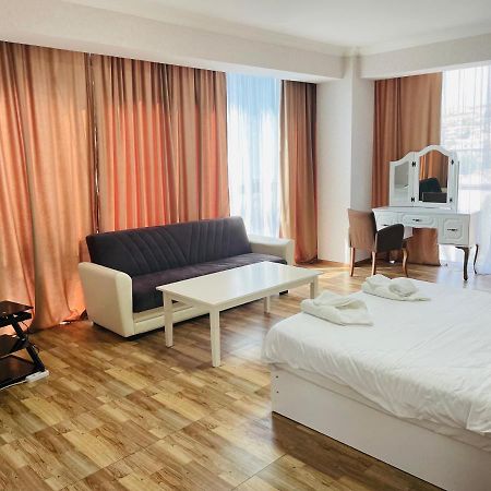 L Plaza Hotel Tbilisi Exterior photo