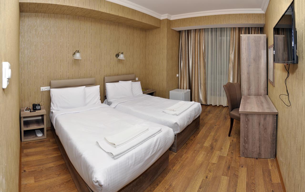 L Plaza Hotel Tbilisi Exterior photo