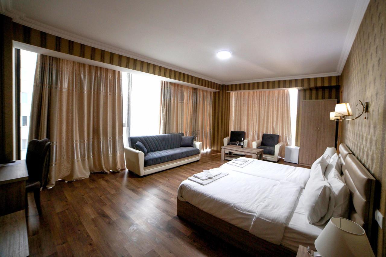 L Plaza Hotel Tbilisi Exterior photo