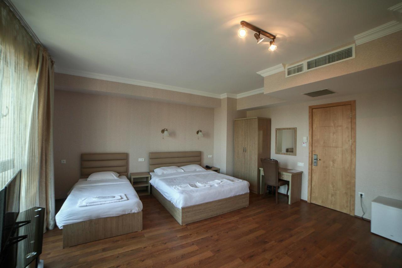 L Plaza Hotel Tbilisi Exterior photo