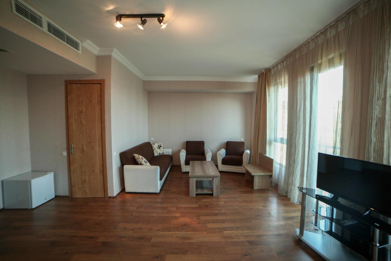 L Plaza Hotel Tbilisi Exterior photo