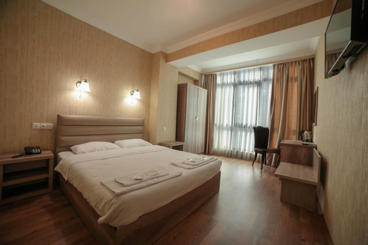 L Plaza Hotel Tbilisi Exterior photo