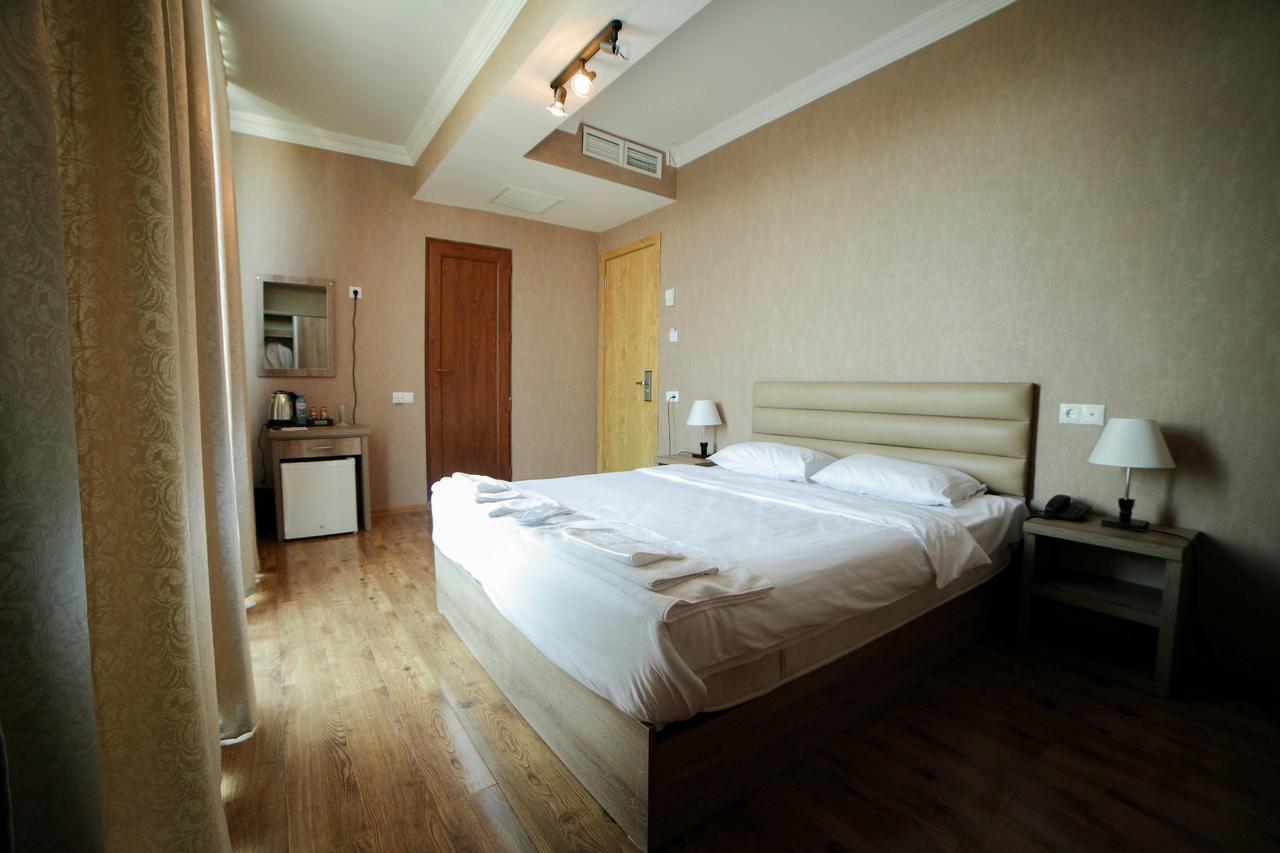 L Plaza Hotel Tbilisi Exterior photo