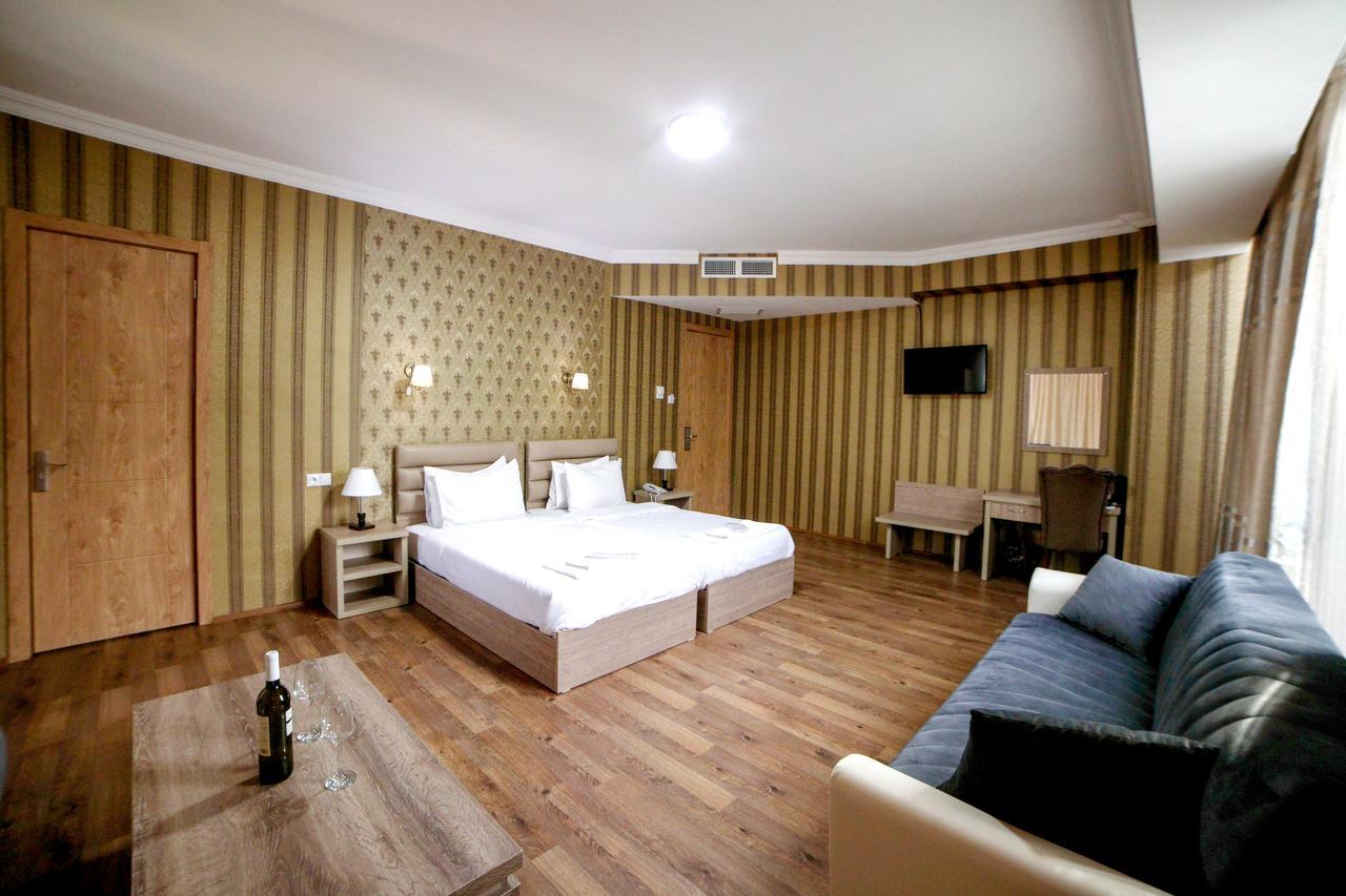 L Plaza Hotel Tbilisi Exterior photo